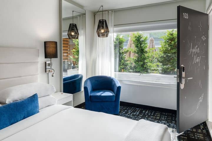 Room 10 of 28